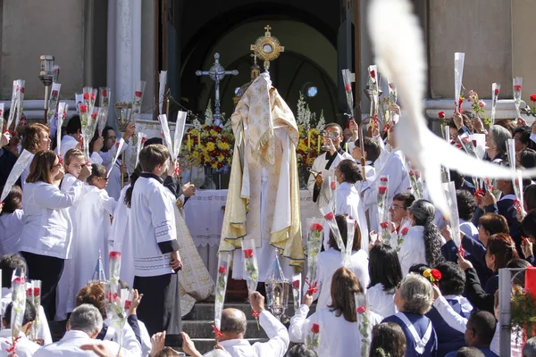 Oliveira Brasilien 2015 Katolska Celebrant Välsignar Trogna Framför Kyrkan Efterbehandling — Stockfoto