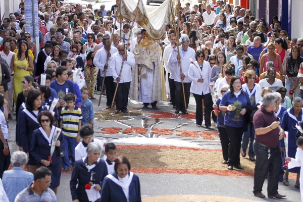 Oliveira Brasil 2015 Fiéis Católicos Acompanham Monsenhor Contendo Santíssimo Sacramento — Fotografia de Stock