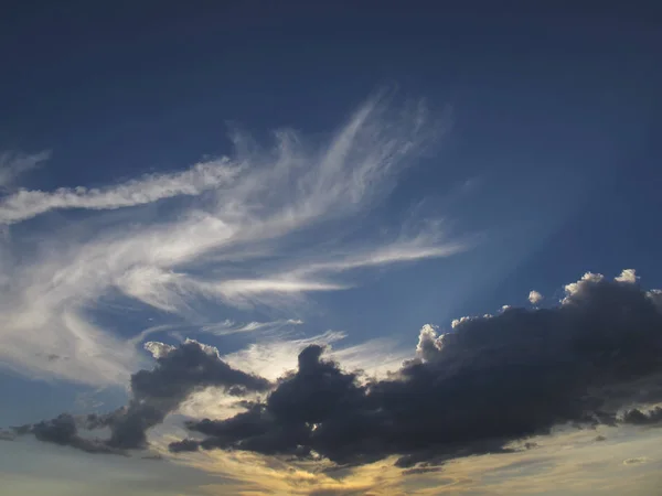 Cielo Azul Con Hermosa Formación Nubes Con Tonos Azules Amarillos — Foto de Stock