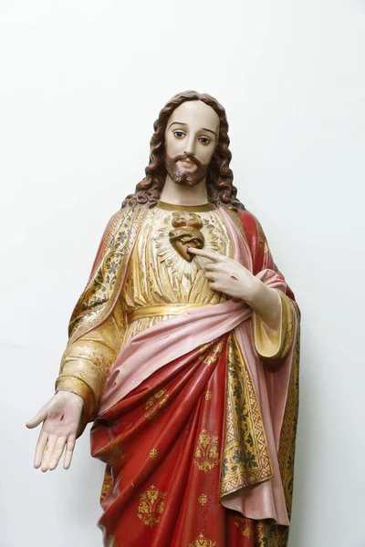 Kutsal Kalp İsa'nın - Katolik sembolü temsil eden heykel