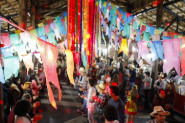 Oliveira, Mg/Brasil-2018-06-09: Öğrenciler Festa Junina Minas Gerais, Brezilya içinde sırasında dans katılmak.