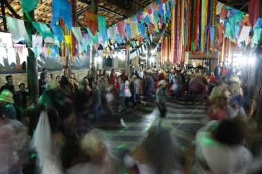 Oliveira, Mg/Brasil-2018-06-09: Öğrenciler Festa Junina Minas Gerais, Brezilya içinde sırasında dans katılmak.