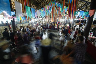 Oliveira, Mg/Brasil-2018-06-09: Öğrenciler Festa Junina Minas Gerais, Brezilya içinde sırasında dans katılmak.