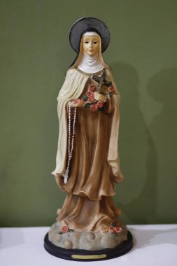 Santa terezinha kilisede düğün töreninde beyaz masada heykeli