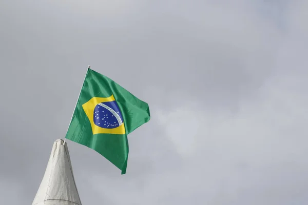 Flagge Brasiliens Hängt Und Wird Vom Wind Geschwungen — Stockfoto