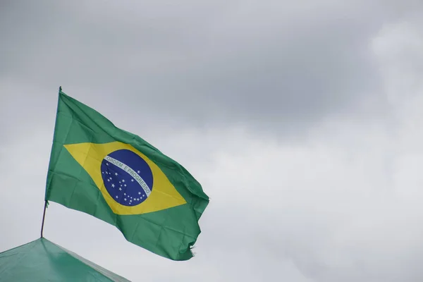 Bandera Brasil Colgando Siendo Sacudida Por Viento — Foto de Stock