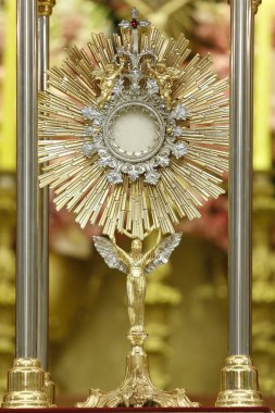 Katolik kilisesi ayininde ibadete özel.