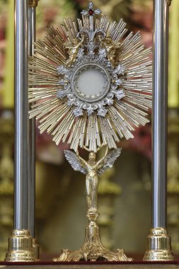 Katolik kilisesi ayininde ibadete özel.