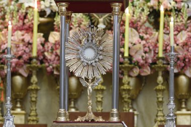 Katolik kilisesi ayininde ibadete özel.