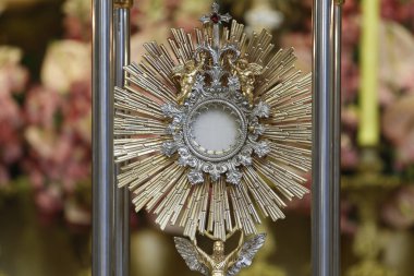 Katolik kilisesi ayininde ibadete özel.