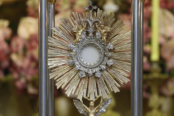 Katolik kilisesi ayininde ibadete özel.