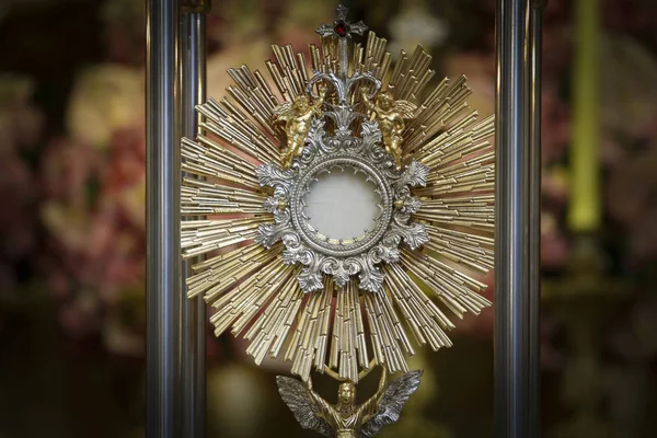 Katolik kilisesi ayininde ibadete özel.