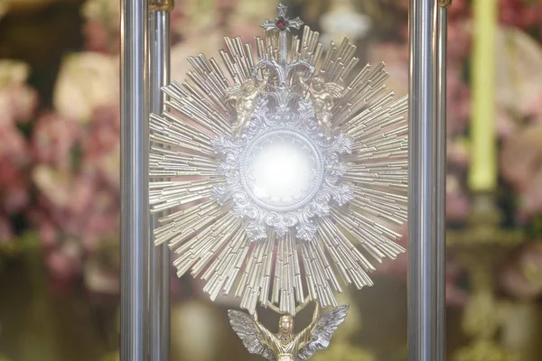 Katolik kilisesi ayininde ibadete özel.