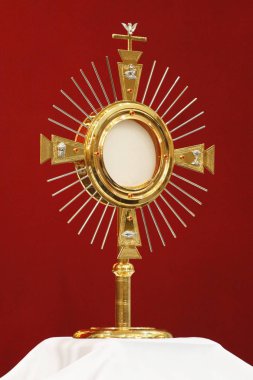 Bir Katolik Kilisesi töreni kırmızı manzara ile ibadet için ostensory