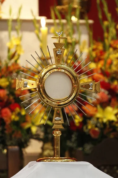 Ostensório Para Adoração Uma Cerimônia Igreja Católica — Fotografia de Stock