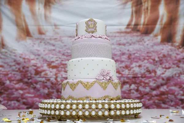 人生の 年女の子 ケーキ キャンドル ピンク色で 最初のステップのお祝いにバースデー ケーキ — ストック写真