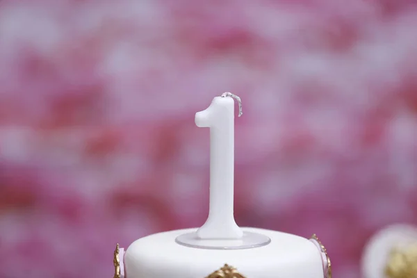 生日蜡烛在庆祝1年女孩 年蜡烛在粉红色颜色 生活的第一步 — 图库照片