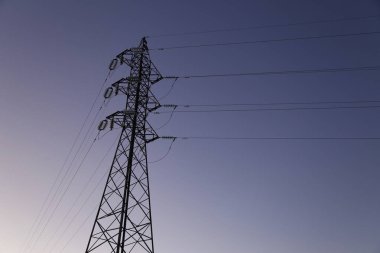 Gece karanlığında karşı mavi gökyüzü kontrast elektrik iletim kulesi