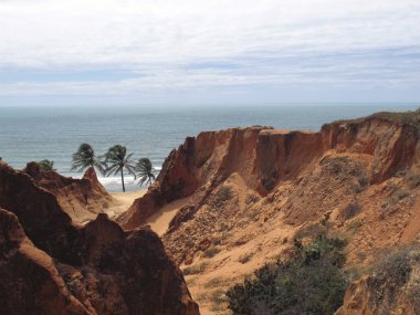Plaj Morro Branco - labirent ve renkli kumları - Beberibe Fortaleza Ceara Brezilya uçurumlarda Falesias anıt
