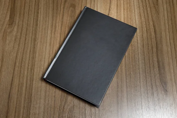 Μαύρο Βιβλίο Σκληρό Εξώφυλλο Στην Επίπεδη Ξύλινη Επιφάνεια Μαύρο Μακέτα — Φωτογραφία Αρχείου