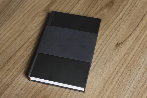 フラット木材表面黒モックアップ書籍 カバー プロテクター ブラック ハードカバー本はテーブルの上 — ストック写真