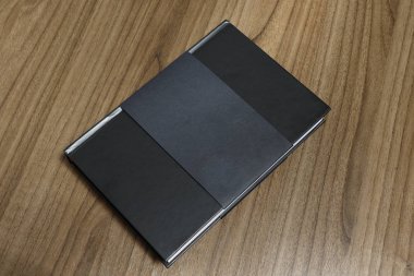 Ciltli kara kitap kapak koruyucu düz ahşap yüzey - siyah mock-up kitap - tarih ile masaya kitaptır