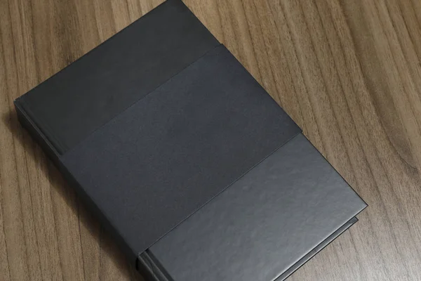 Βιβλίο Hardcover Μαύρο Βιβλίο Προστατευτικό Κάλυμμα Στην Επίπεδη Ξύλινη Επιφάνεια — Φωτογραφία Αρχείου