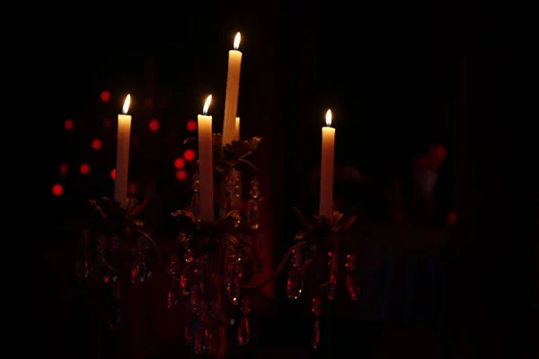 Candele Accese Candeliere Retrò Ambiente Scuro Sfondo Nero — Foto Stock