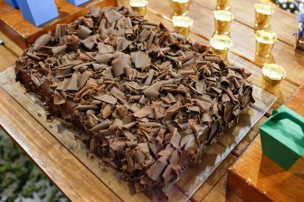 Chocoladetaart Met Chocoladeschilfers Anivesario Tafel Heerlijke Verjaardagstaart Met Chocolade — Stockfoto