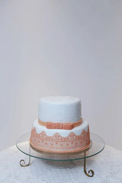 テーブルの上のレースとオレンジの色詳細 ビデオのテーブル スタンドにおいしい白パーティー ケーキ かわいい誕生日ケーキとエレガントな誕生日ケーキ — ストック写真
