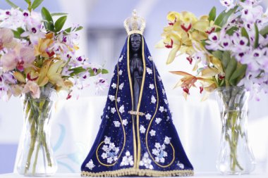 Aparecida Meryem, Tanrının annesi Katolik din, Brezilya, hamim görüntüsünü heykeli dekore edilmiş çiçekler ve orkide