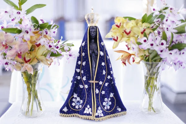 Aparecida Meryem, Tanrının annesi Katolik din, Brezilya, hamim görüntüsünü heykeli dekore edilmiş çiçekler ve orkide