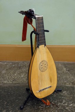 Ahşap ve ip ud alaude enstrüman tribünde ışıl ışıl müzik aleti