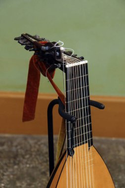 Ahşap ve ip ud alaude müzik aleti detay enstrüman tribünde yanıyor