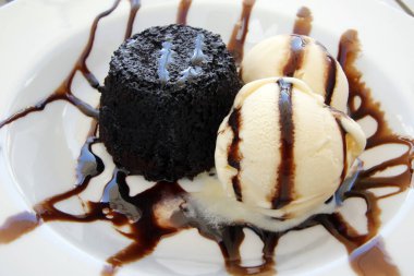 Dondurma tatlı hizmet için beyaz tabakta ile Petit pastamız