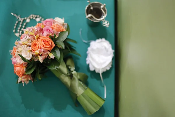 婚礼花束 三分之一的祈祷和绿色桌子上的婚礼物品 — 图库照片