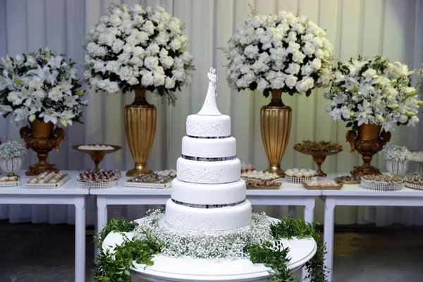 ウエディング ケーキ 結婚式の装飾が施されたテーブル キャンディ テーブル — ストック写真