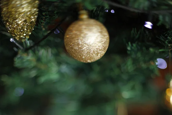 クリスマスの背景 ぼやけクリスマス ボール クリスマスの抽象的な背景にぼやけています 無料重力レンズ効果 — ストック写真