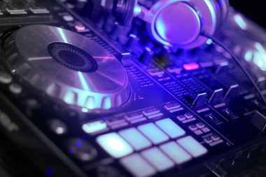 Denetleyicisi ve kulaklık Dj Ekipmanları, elektronik gece parti