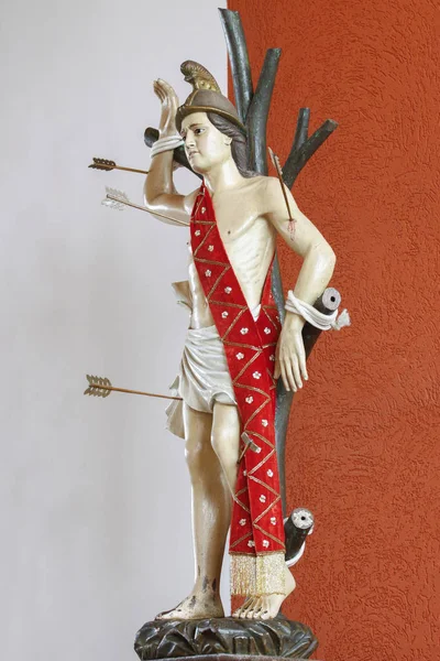 Saint Sebastian görüntüsünü müddətin heykeli bir okla - saint Katolik din vurdu