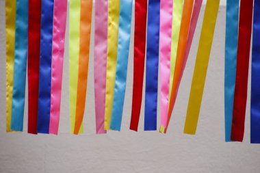 Renkli şeritler - renkli kumaşlarda kesik - karnaval dekorasyon