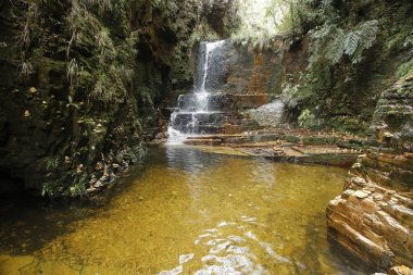 Capitolio Minas Gerais - Trilha yapmak Sol, Poco Dourado - görünüm Furnas Kanyon Brezilya - iz güneşin, Golden Well