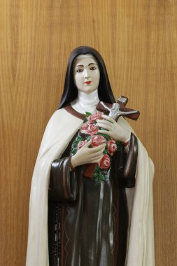 Santa terezinha kilisede düğün töreninde beyaz masada heykeli