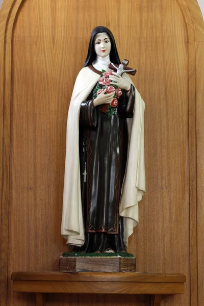 Estatua Santa Terezinha Sobre Mesa Blanca Ceremonia Boda Iglesia —  Fotos de Stock