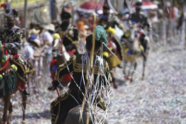 Bonfim, Mg / Brezilya - 2018-12-02: devlet, Minas Gerais Bonfim şehir içinde karnaval geçit töreni. At sırtında ve geleneksel giyen katılımcılar geçit kılık - Brezilya karnaval - Carnaval bir Cavalo.