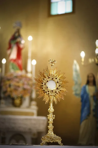 Ostensorial adoração na igreja católica — Fotografia de Stock