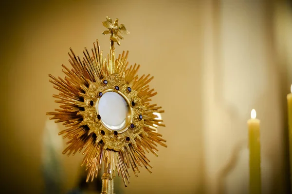 Adoración ostensorial en la iglesia católica — Foto de Stock