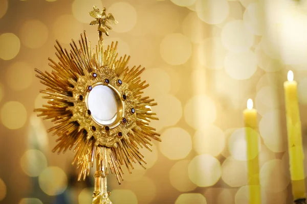 Ostensorial adoração na igreja católica — Fotografia de Stock