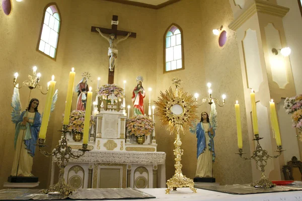 Adoración ostensorial en la iglesia católica —  Fotos de Stock
