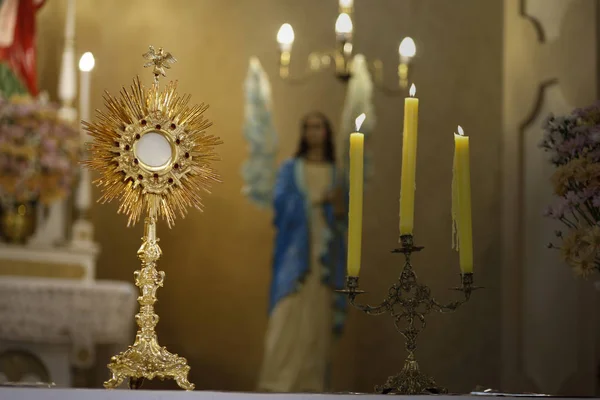 Ostensorial adoration in the catholic church — Stock Photo, Image